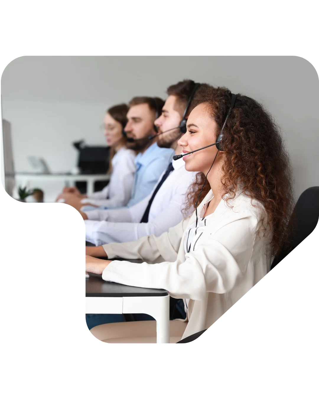 Equipo de soporte de Caregement atendiendo a clientes